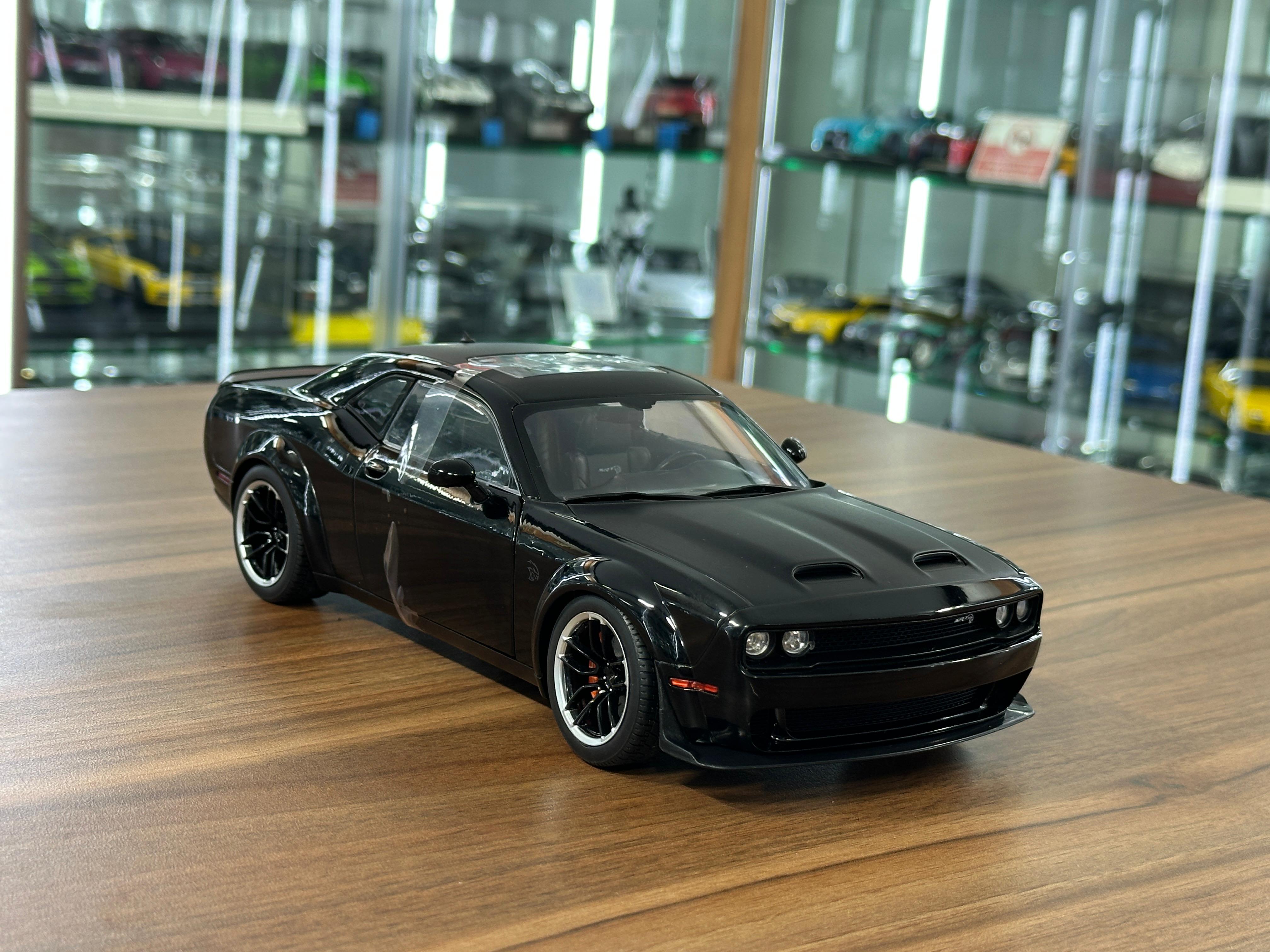 1/18 Diecast Dodge Challenger SRT Hellcat Black Solido Model Car