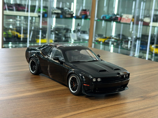 1/18 Diecast Dodge Challenger SRT Hellcat Black Solido Model Car
