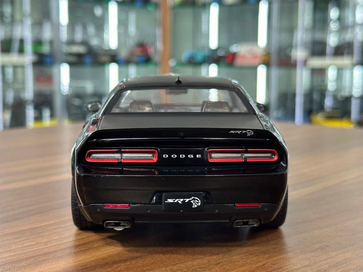1/18 Diecast Dodge Challenger SRT Hellcat Black Solido Model Car