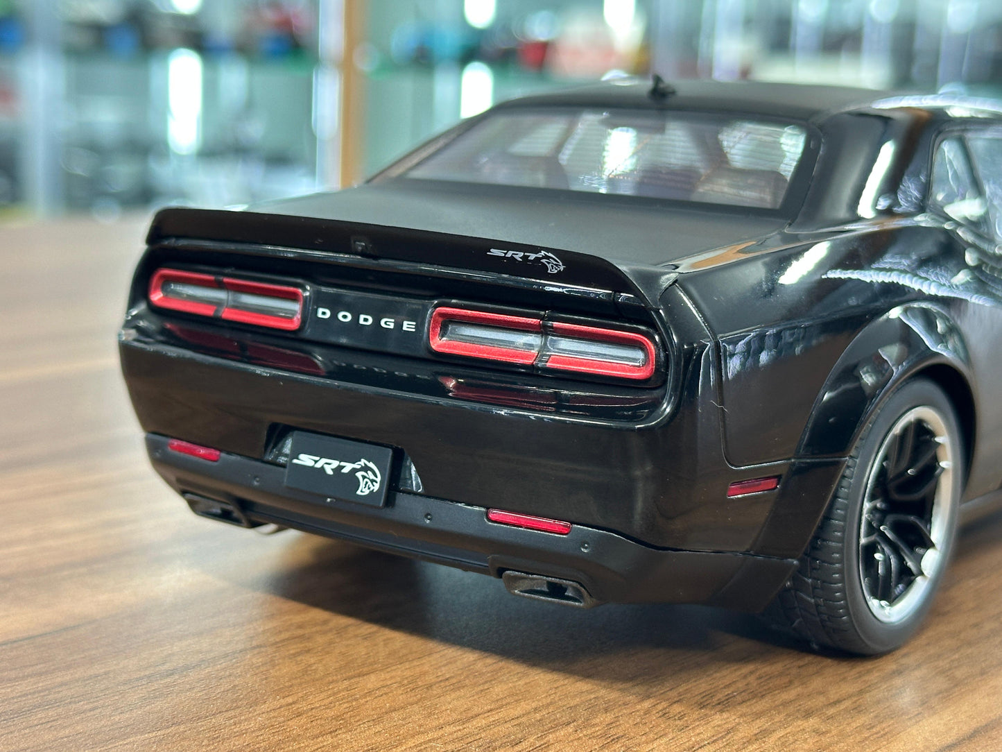 1/18 Diecast Dodge Challenger SRT Hellcat Black Solido Model Car