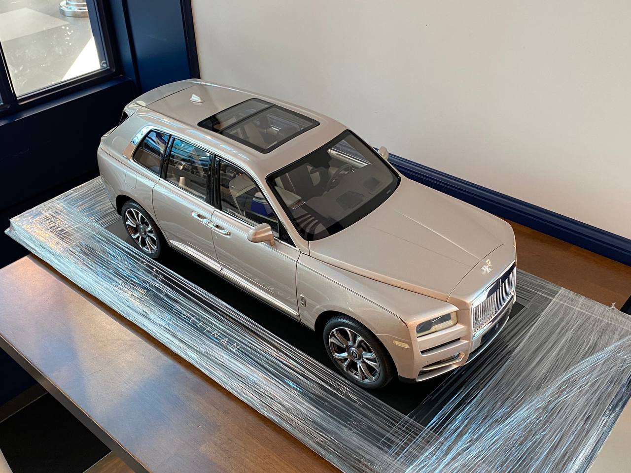 Exclusive 1/8 AMALGAM Scale - Rolls-Royce Cullinan with Full Opening and Working Lights (Remote Included)|Sold in Dturman.com Dubai UAE.