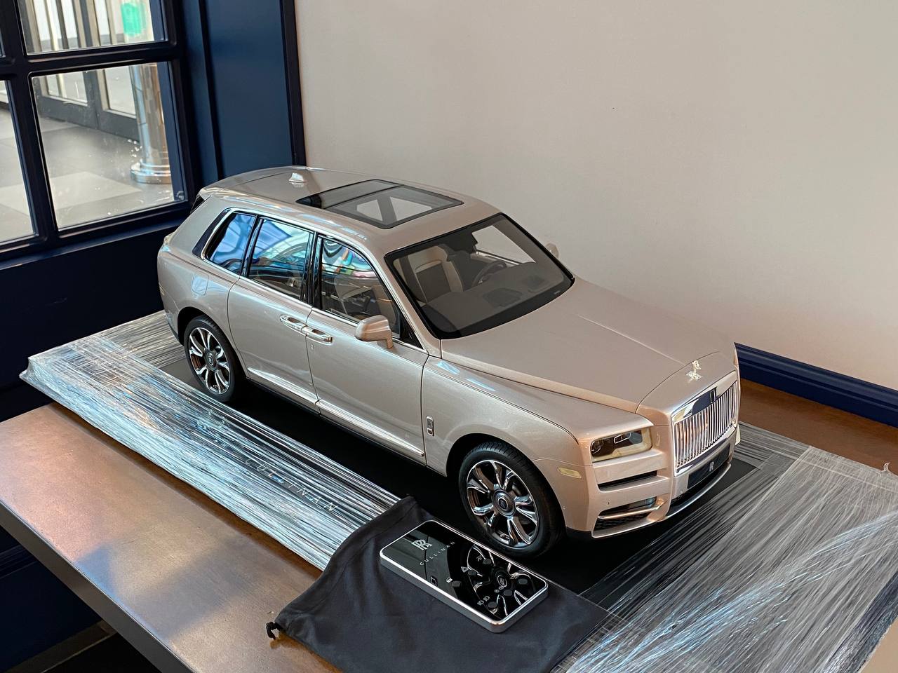Exclusive 1/8 AMALGAM Scale - Rolls-Royce Cullinan with Full Opening and Working Lights (Remote Included)|Sold in Dturman.com Dubai UAE.
