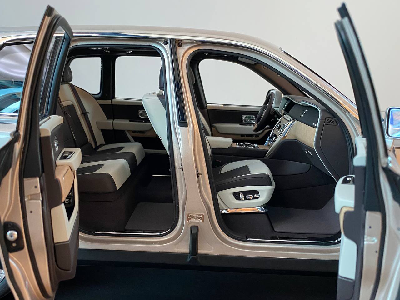 Exclusive 1/8 AMALGAM Scale - Rolls-Royce Cullinan with Full Opening and Working Lights (Remote Included)|Sold in Dturman.com Dubai UAE.