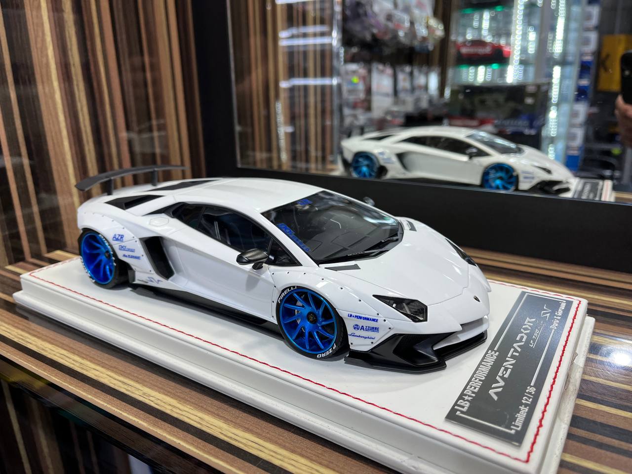 Davis & Giovanni Lamborghini Aventador LP750-4 SV 1/18 Resin Model - White|Sold in Dturman.com Dubai UAE.