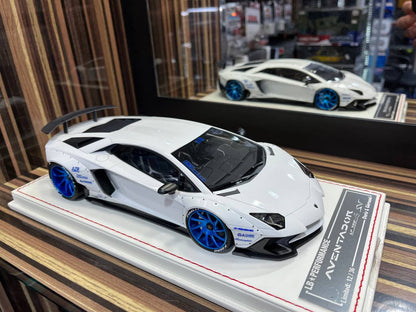 Davis & Giovanni Lamborghini Aventador LP750-4 SV 1/18 Resin Model - White|Sold in Dturman.com Dubai UAE.