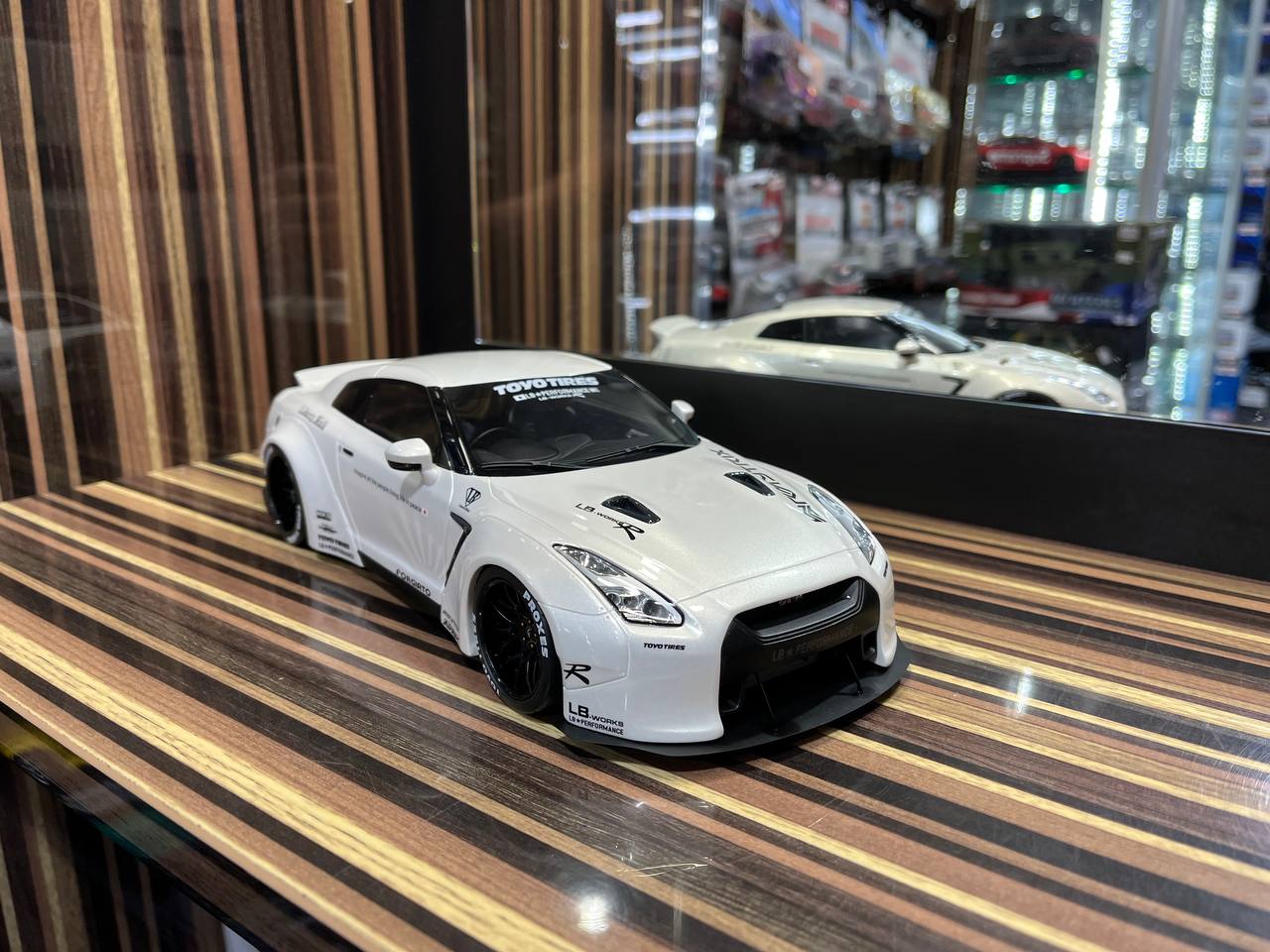 GT Spirit Nissan GTR R35 LBWK - 1/18 Resin Model, Not Opening - White