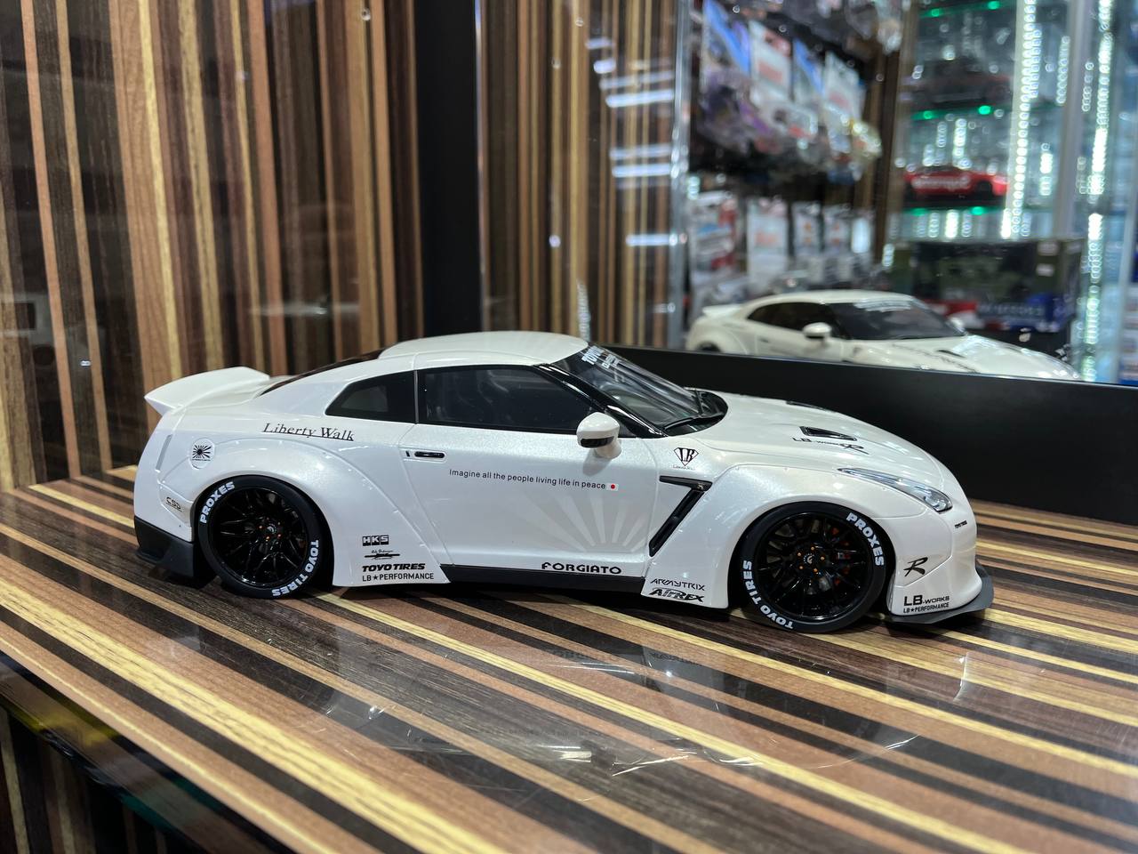 GT Spirit Nissan GTR R35 LBWK - 1/18 Resin Model, Not Opening - White