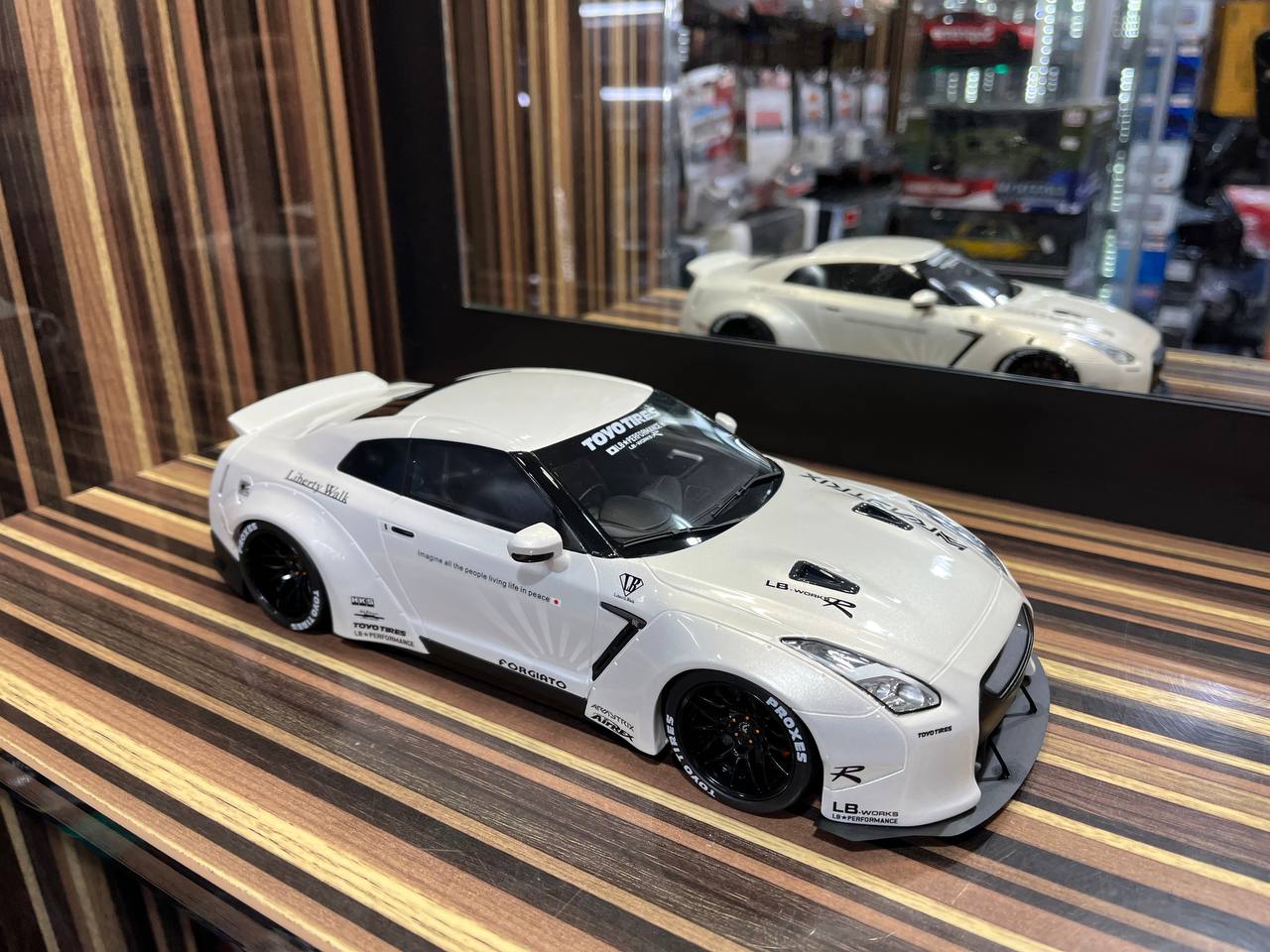 GT Spirit Nissan GTR R35 LBWK - 1/18 Resin Model, Not Opening - White ...
