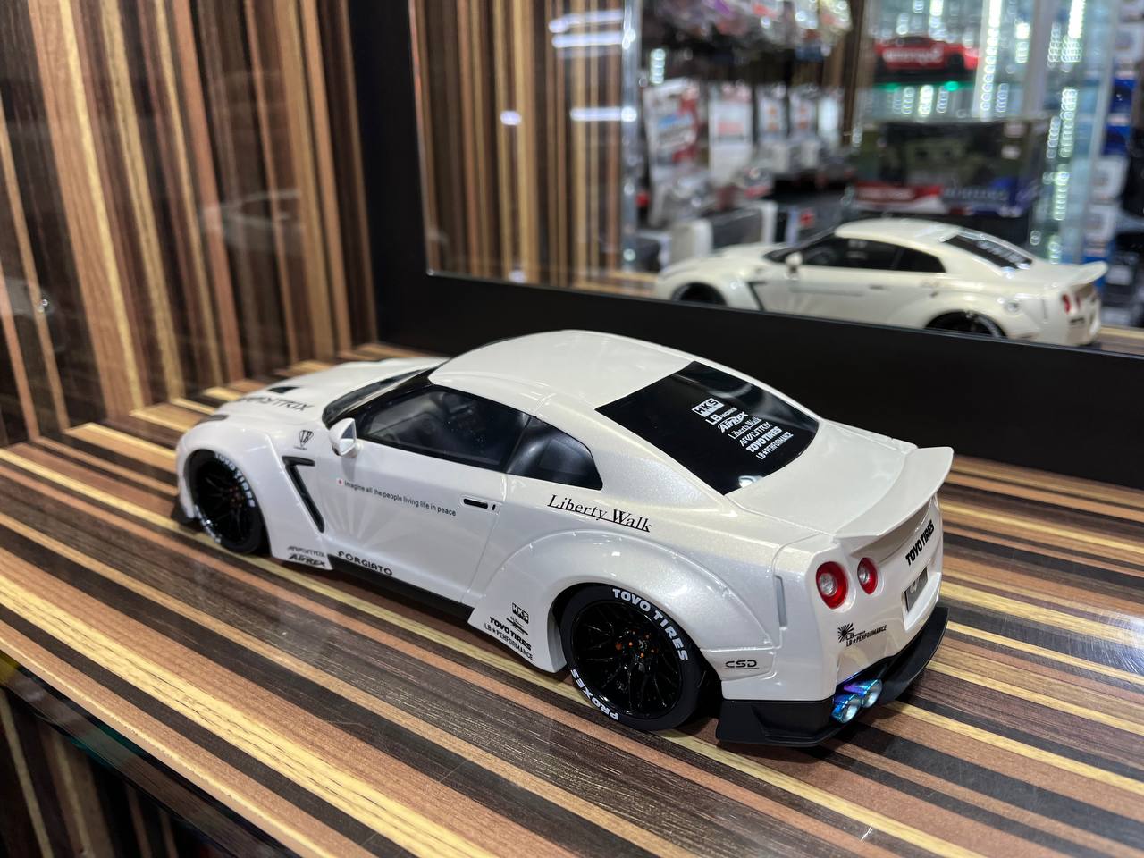 GT Spirit Nissan GTR R35 LBWK - 1/18 Resin Model, Not Opening - White