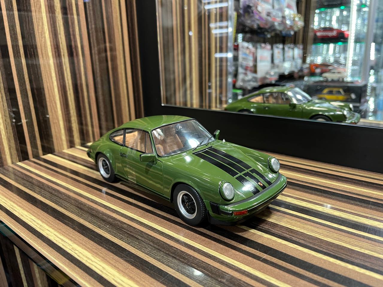 Solido Porsche 911 Carrera - 1/18 Diecast Model, Partial Opening - Green