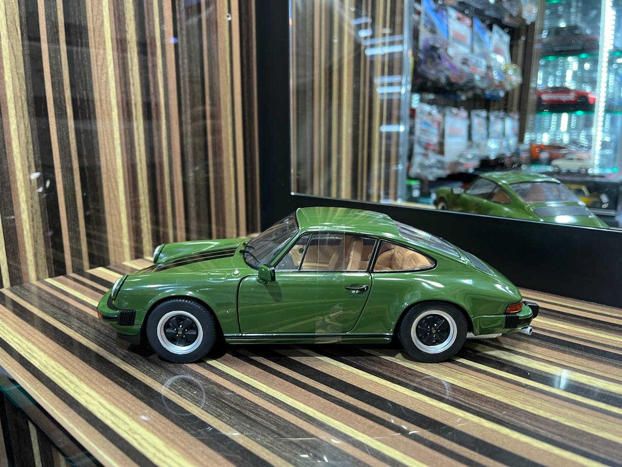 Solido Porsche 911 Carrera - 1/18 Diecast Model, Partial Opening - Green