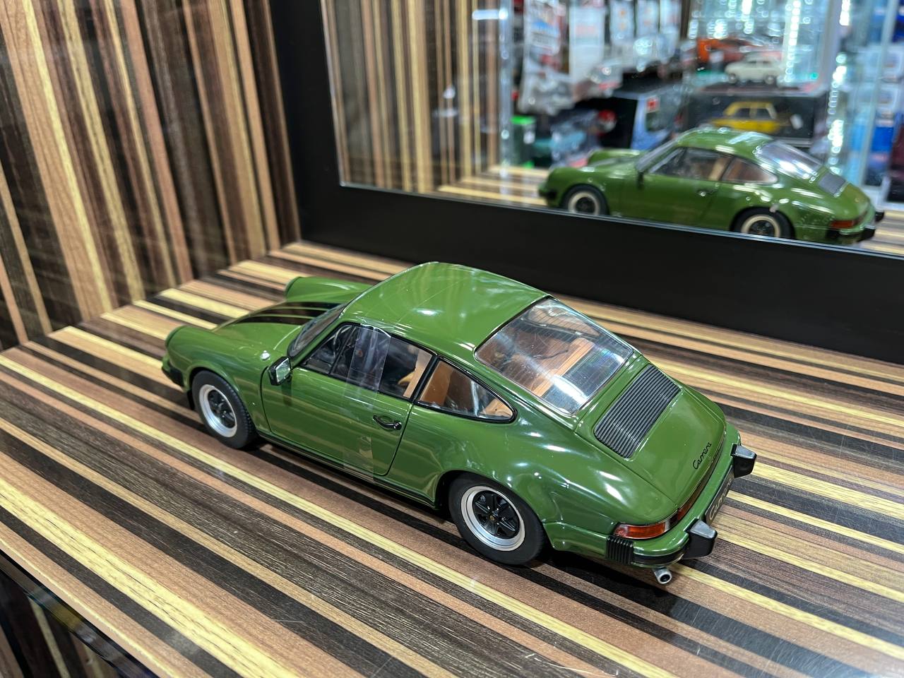 Solido Porsche 911 Carrera - 1/18 Diecast Model, Partial Opening - Green