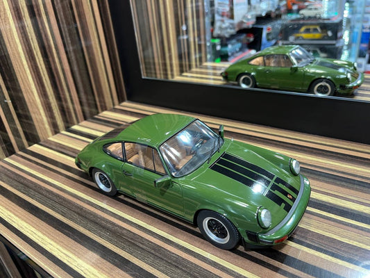 Solido Porsche 911 Carrera - 1/18 Diecast Model, Partial Opening - Green