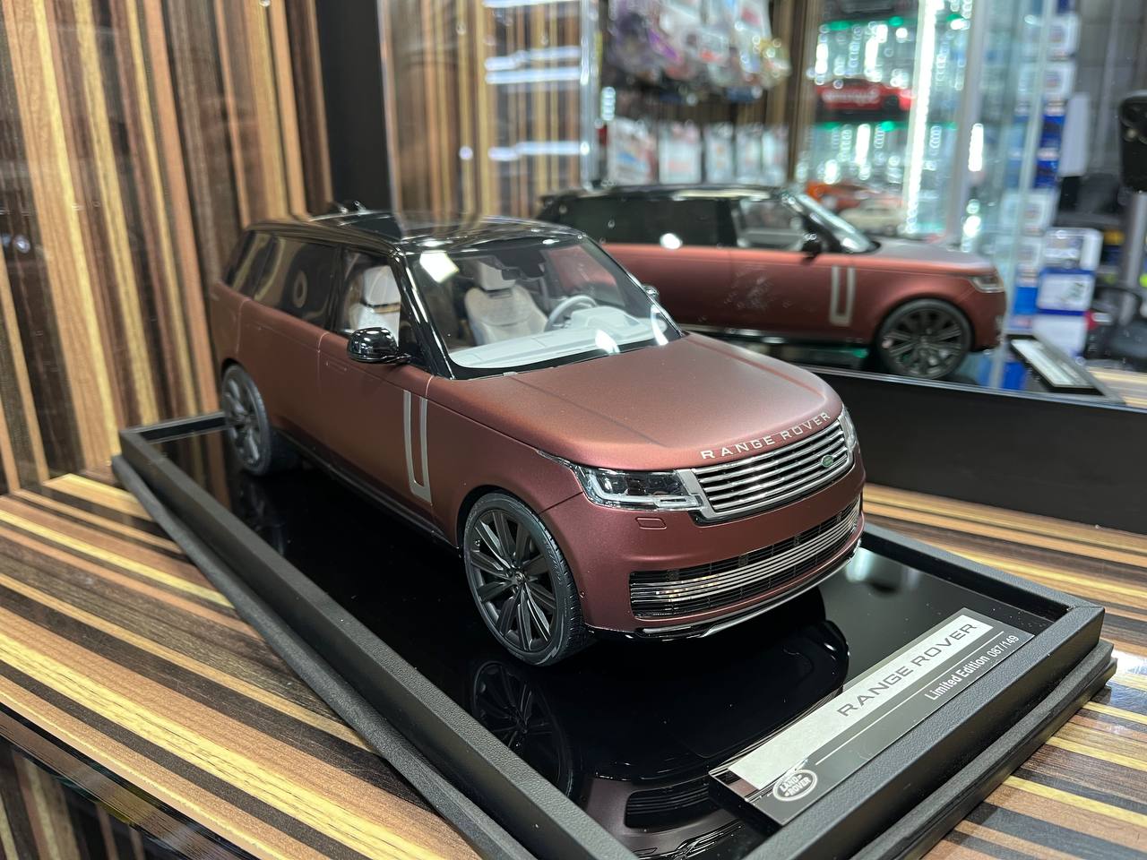 MotorHelix Range Rover - 1/18 Resin Model, No Opening - Matt Dark Red