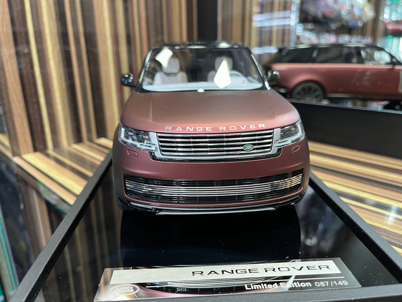 MotorHelix Range Rover - 1/18 Resin Model, No Opening - Matt Dark Red