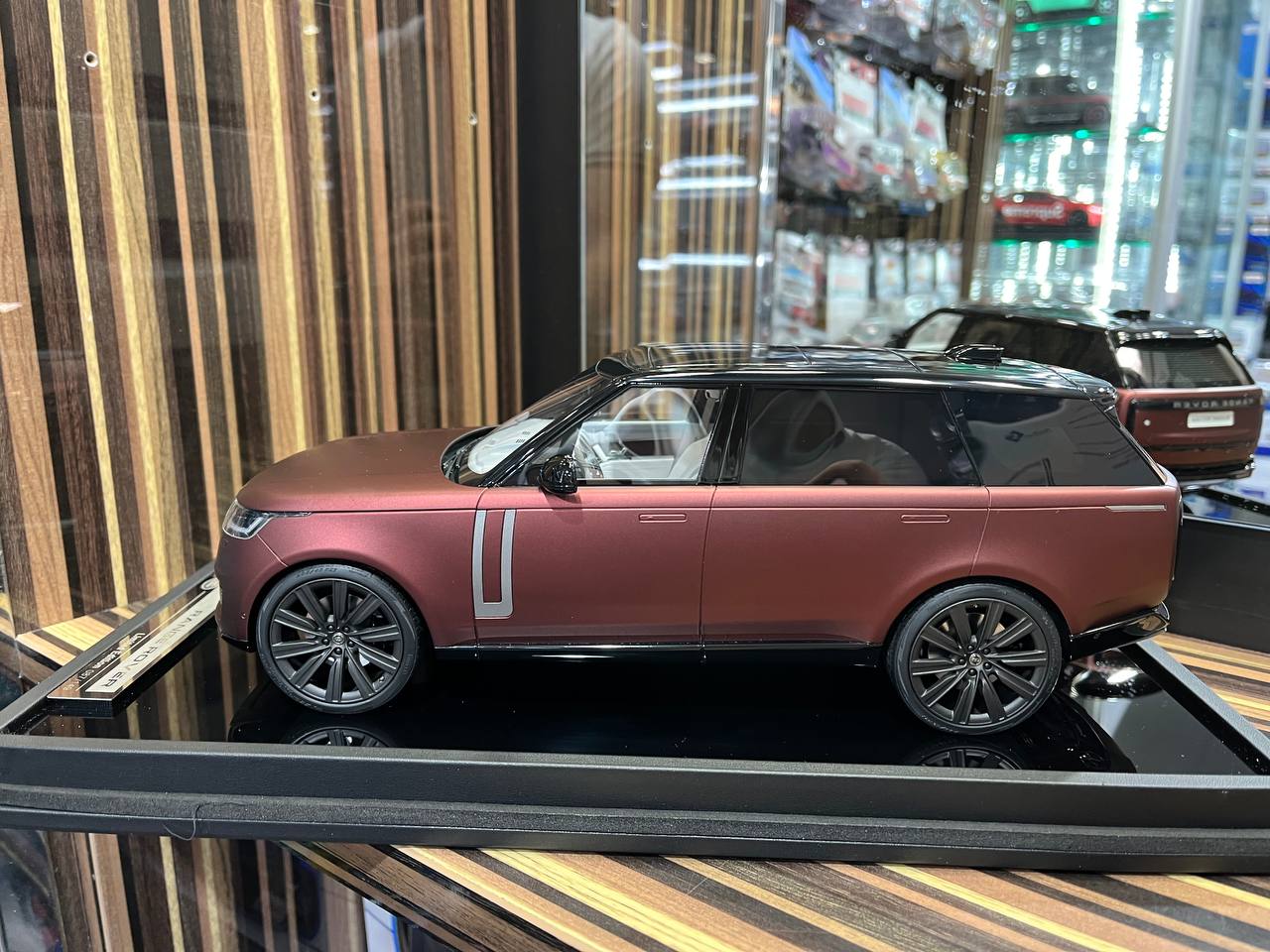 MotorHelix Range Rover - 1/18 Resin Model, No Opening - Matt Dark Red