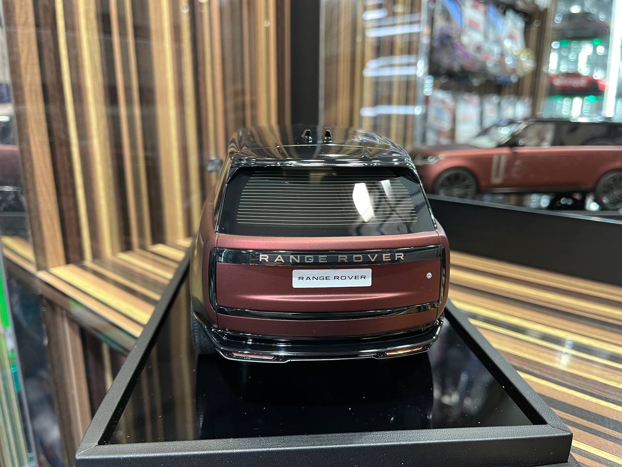 MotorHelix Range Rover - 1/18 Resin Model, No Opening - Matt Dark Red