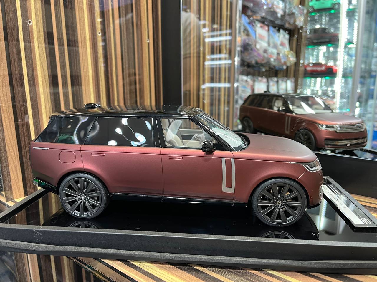 MotorHelix Range Rover - 1/18 Resin Model, No Opening - Matt Dark Red