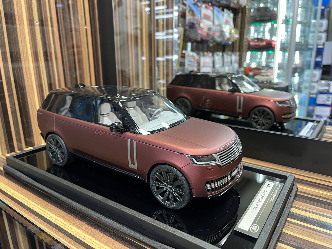MotorHelix Range Rover - 1/18 Resin Model, No Opening - Matt Dark Red