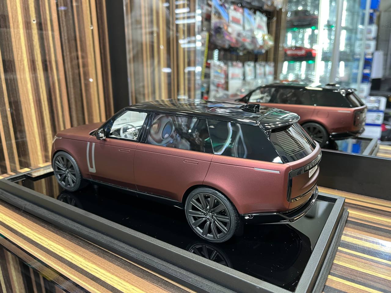 MotorHelix Range Rover - 1/18 Resin Model, No Opening - Matt Dark Red