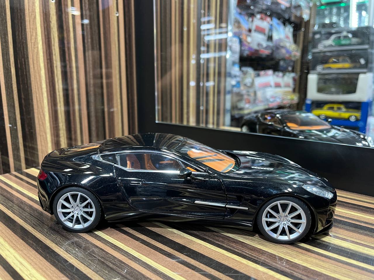 Autoart Aston Martin One-77 - 1/18 Diecast Model, All Opening - Black