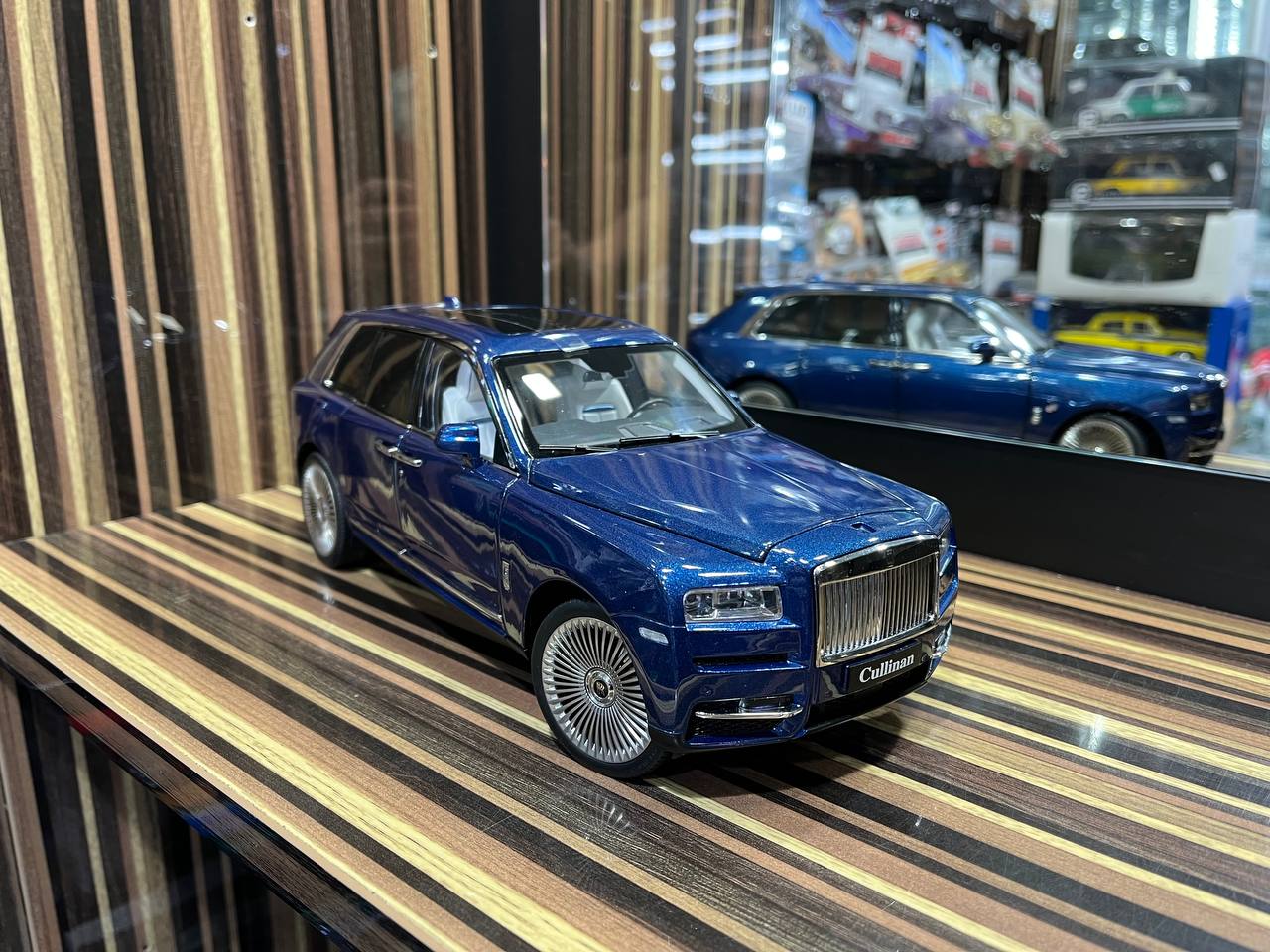 Kyosho Rolls Royce Cullinan - 1/18 Diecast Model, All Opening - Blue