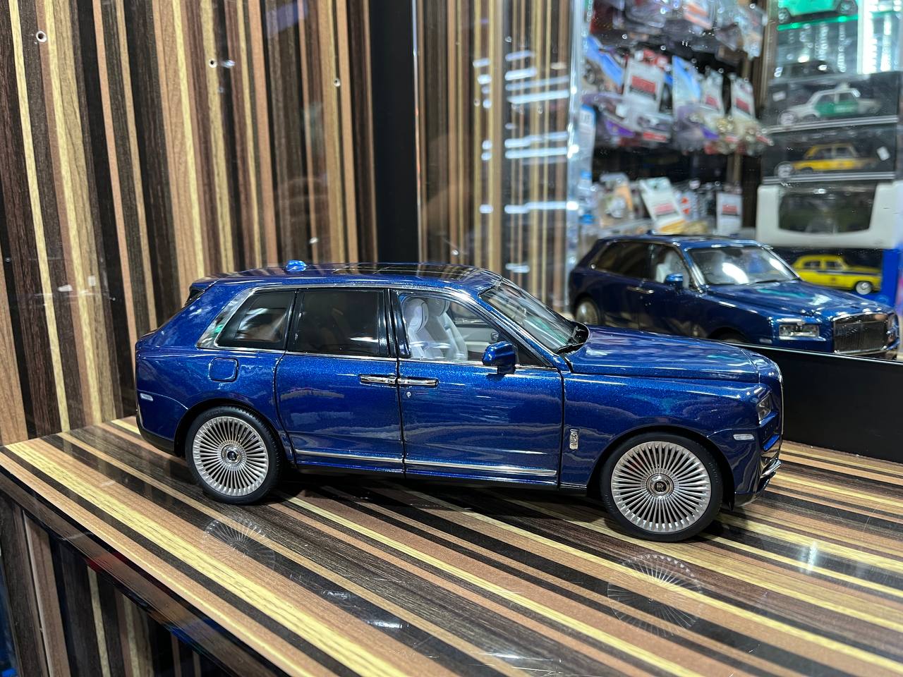 Kyosho Rolls Royce Cullinan - 1/18 Diecast Model, All Opening - Blue