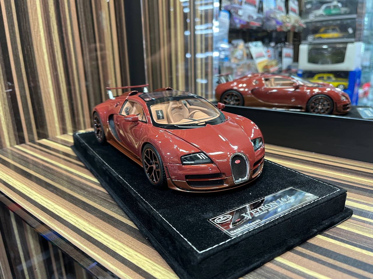 HH Bugatti Veyron 16.4 Grand Sport Vitesse - 1/18 Resin Model, No Opening - Red Carbon