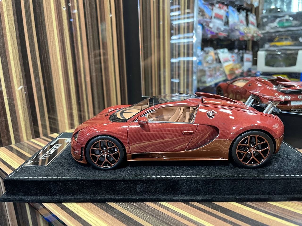 HH Bugatti Veyron 16.4 Grand Sport Vitesse - 1/18 Resin Model, No Opening - Red Carbon