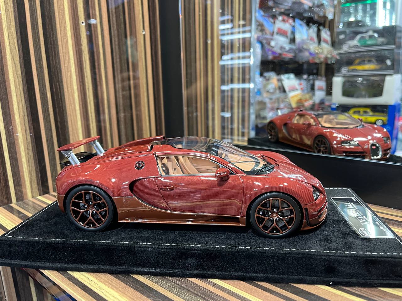 HH Bugatti Veyron 16.4 Grand Sport Vitesse - 1/18 Resin Model, No Opening - Red Carbon