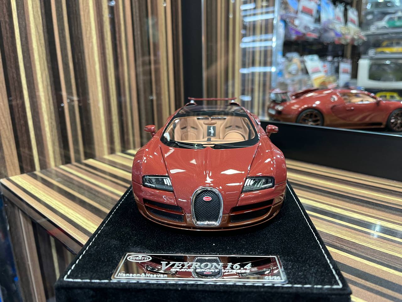HH Bugatti Veyron 16.4 Grand Sport Vitesse - 1/18 Resin Model, No Opening - Red Carbon