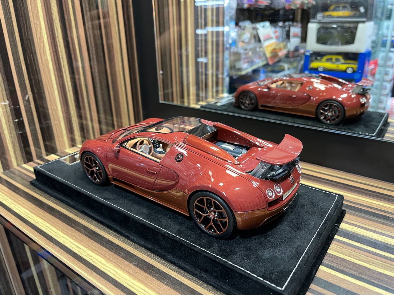 HH Bugatti Veyron 16.4 Grand Sport Vitesse - 1/18 Resin Model, No Opening - Red Carbon