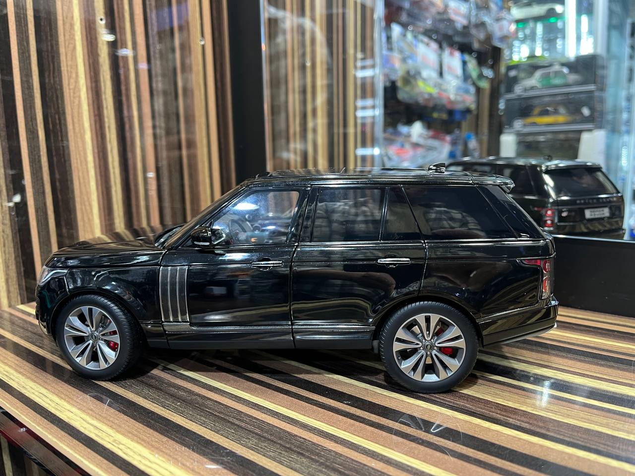 LCD Land Rover Range Rover - 1/18 Diecast Model, All Opening - Black