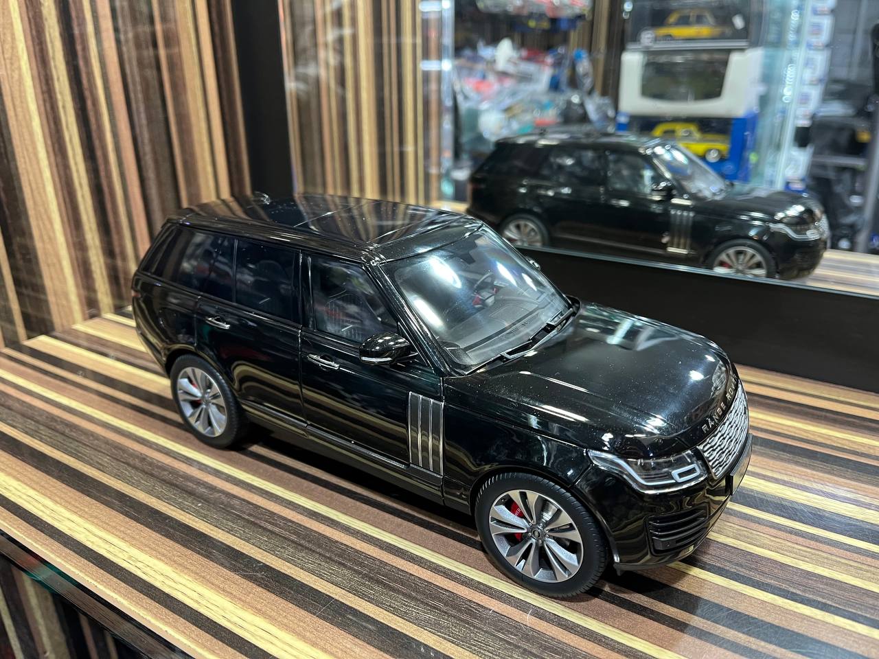 LCD Land Rover Range Rover - 1/18 Diecast Model, All Opening - Black ...