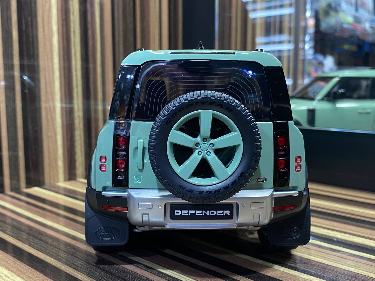 Almost Real Land Rover Defender 110 (2023) - 1/18 Metal Diecast, Green