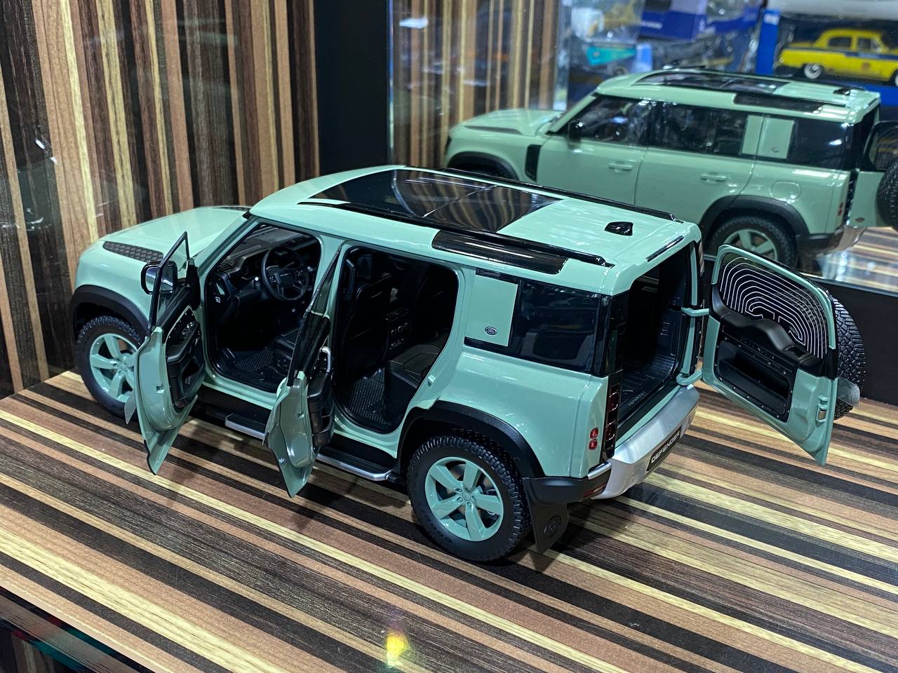 Almost Real Land Rover Defender 110 (2023) - 1/18 Metal Diecast, Green