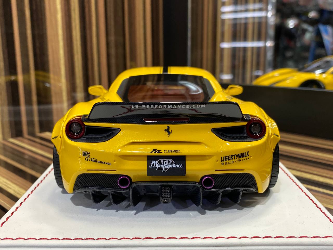 Davis & Giovanni Ferrari 488 GTB LBWK - 1/18 Resin Model