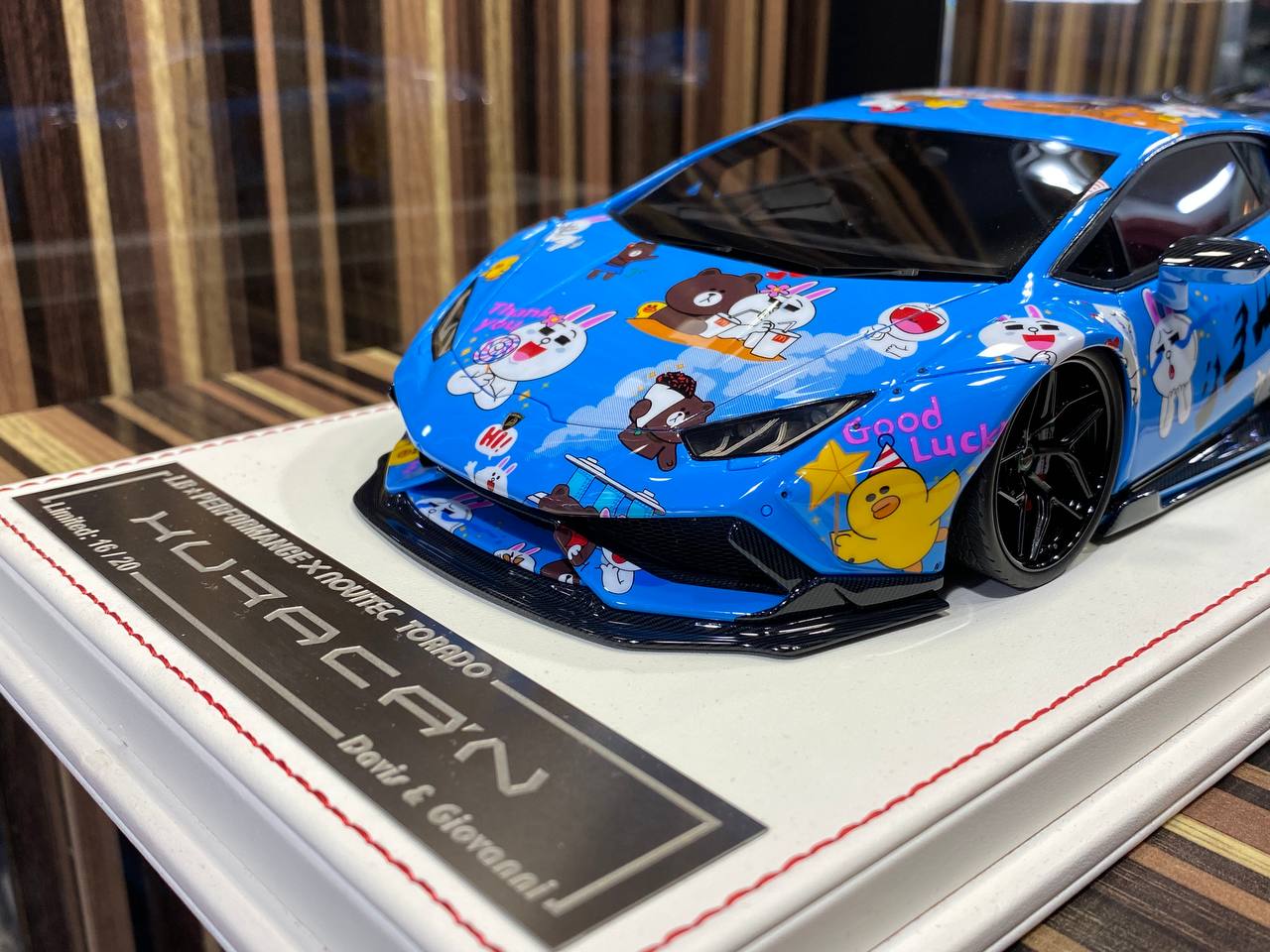 Davis & Giovanni Lamborghini Huracan LBWK - 1/18 Resin Model, Not Opening - Blue w/ Line Friends Decal