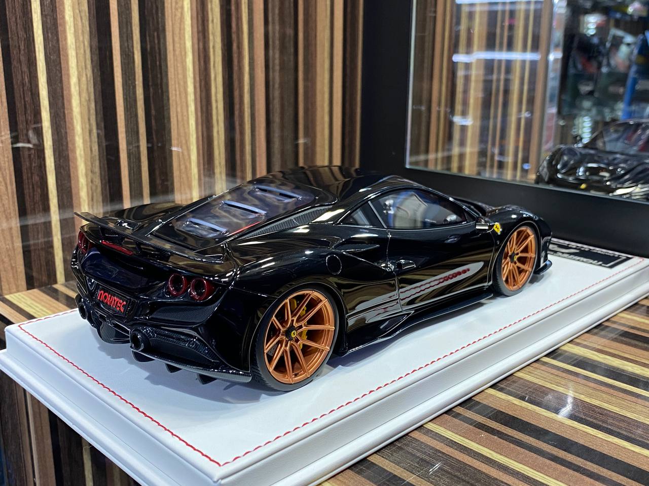Davis & Giovanni Ferrari F8 Tributo Novitec - 1/18 Resin Model Nero Daytona