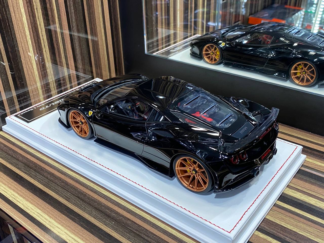 Davis & Giovanni Ferrari F8 Tributo Novitec - 1/18 Resin Model Nero Daytona