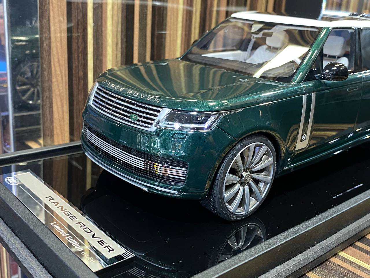 The MotorHelix 1:18 Range Rover Autobiography EWB is a