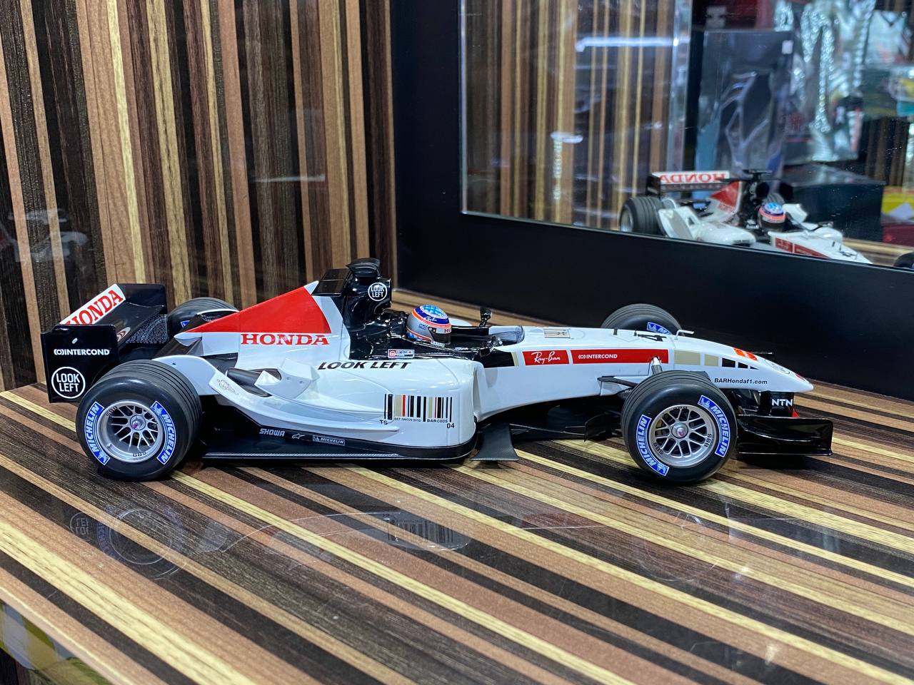 Honda B-A-R Präsentation #4 T. sato 2005 by Minichamps [1/18 Diecast White & Red]