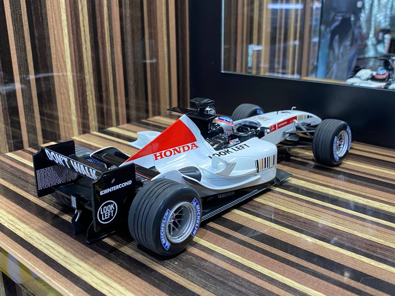 Honda B-A-R Präsentation #4 T. sato 2005 by Minichamps [1/18 Diecast White & Red]