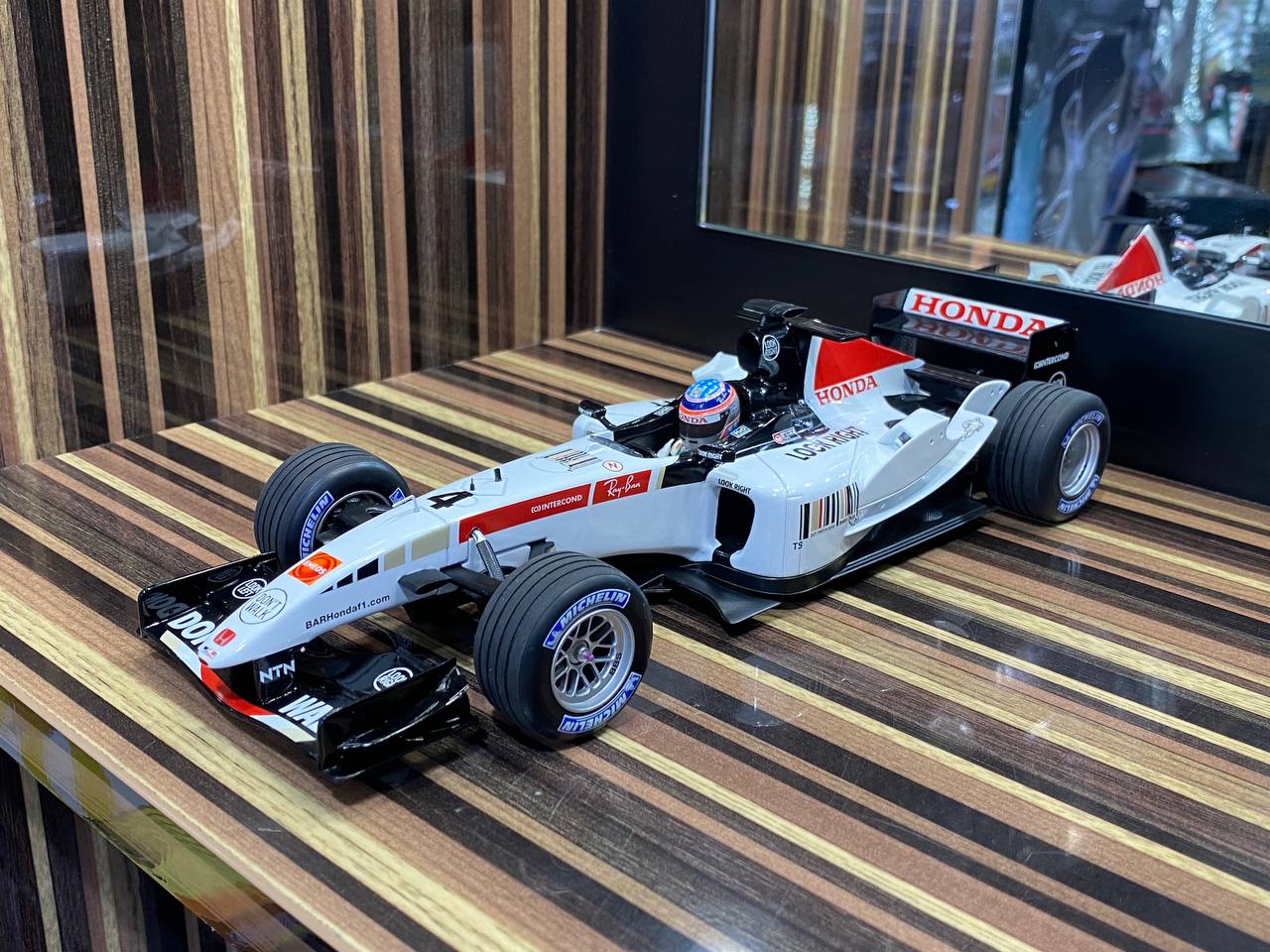 Honda B-A-R Präsentation #4 T. sato 2005 by Minichamps [1/18 Diecast White & Red]