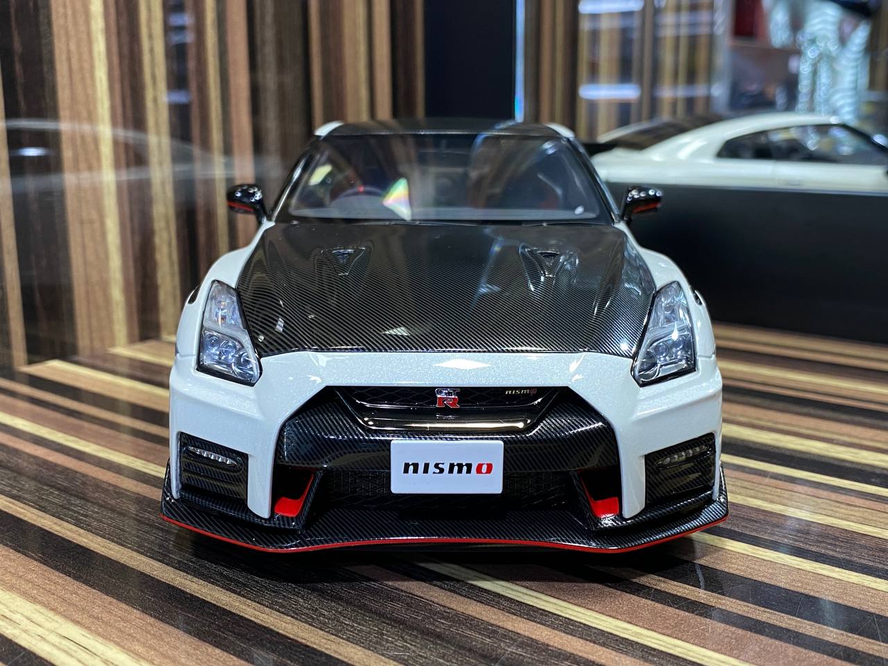 AutoArt Nissan GT-R R35 NISMO Special Edition [ 1/18 White ]