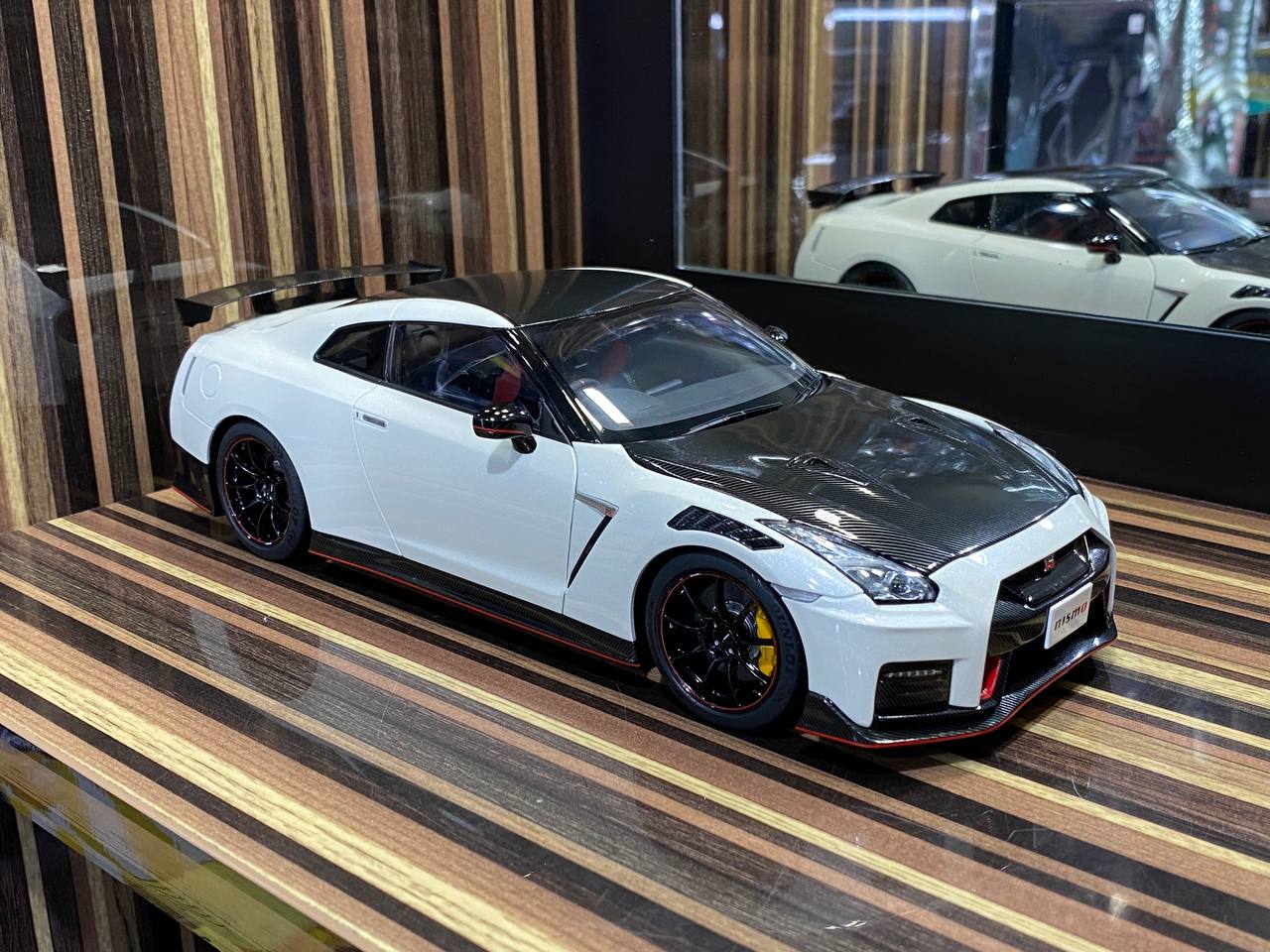 AutoArt Nissan GT-R R35 NISMO Special Edition [ 1/18 White ]