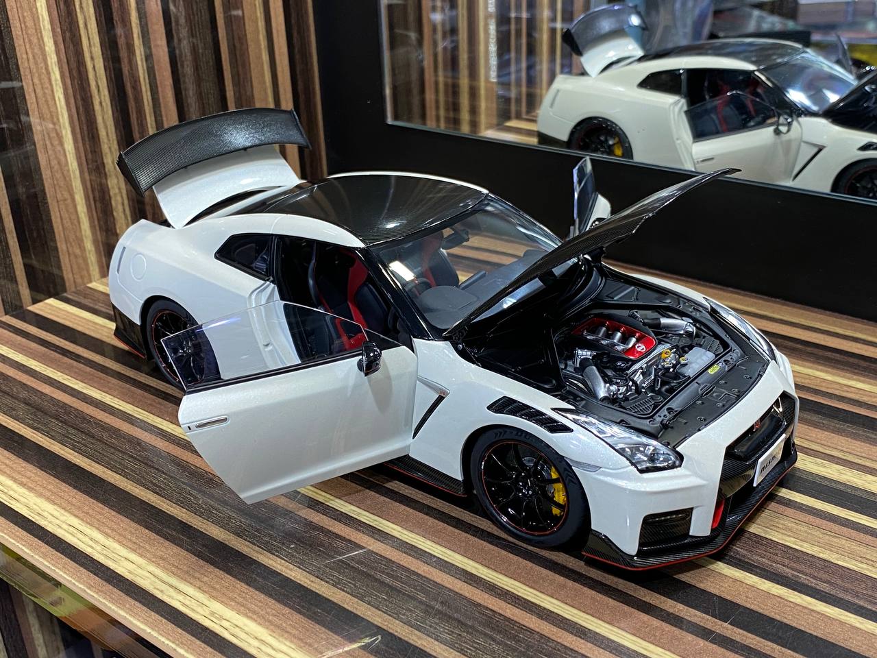 AutoArt Nissan GT-R R35 NISMO Special Edition [ 1/18 White ]