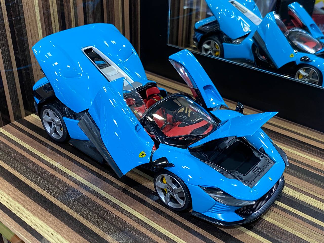 Bburago Ferrari Signature Series - 1/18 Metal Diecast, Full Opening