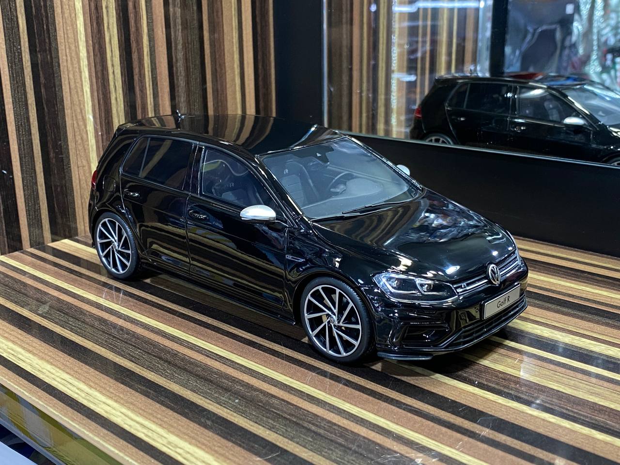 Otto Volkswagen Golf R VIII - 1/18 Resin Model, Black