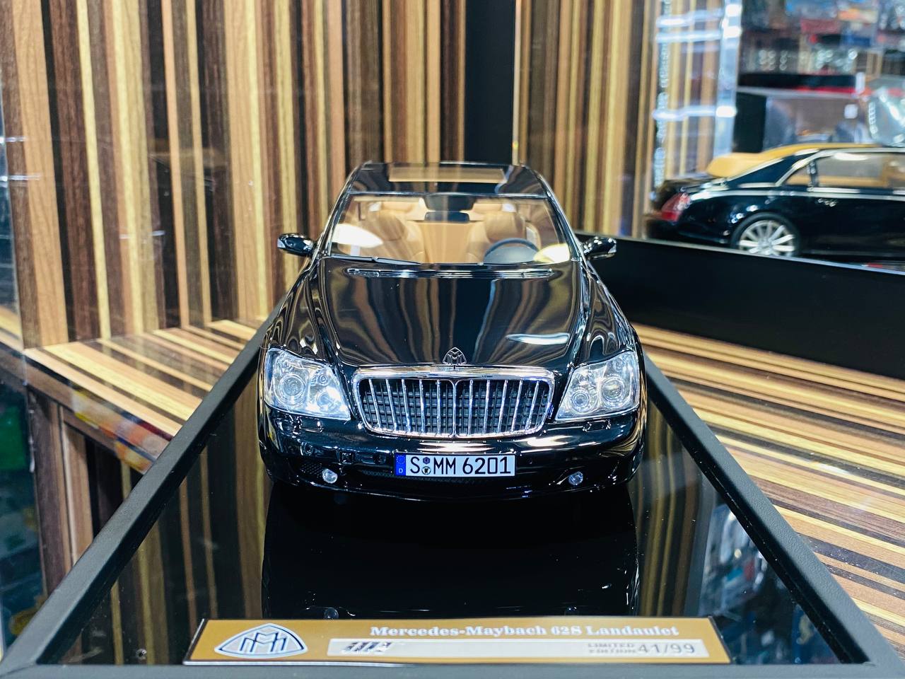 1/18 Resin Motor Helix Mercedes Benz Maybach 62S Landaulet - Metallic Black (Limited Edition)